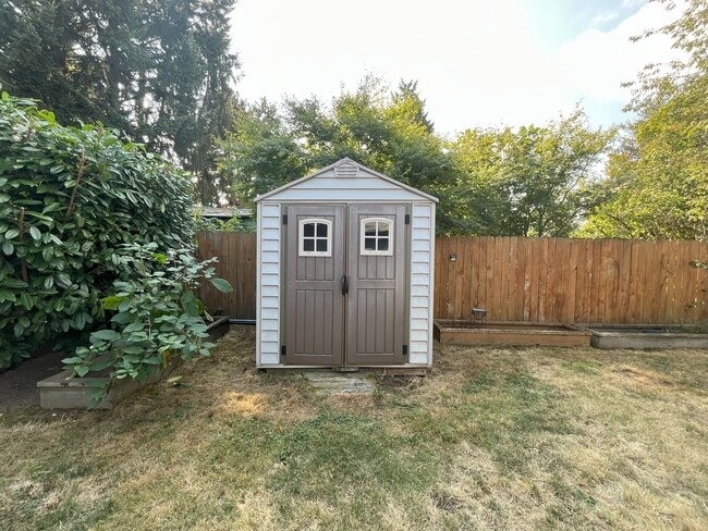 Building Photo - Spacious Yet Cozy 3BR/2BA Home with Garage...