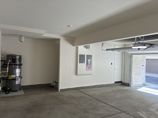 Building Photo - Modern 3-story townhouse in Ontario