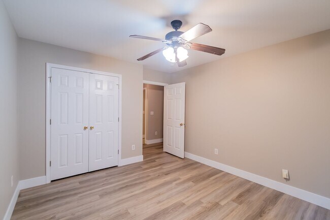 Building Photo - Cozy newly renovated 4 bedroom home on Hic...