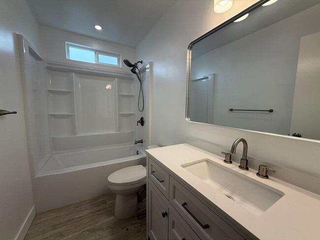 Building Photo - Newly Remodeled Interior 3BD! Enclosed Backyard! AC! Washer and Dryer!