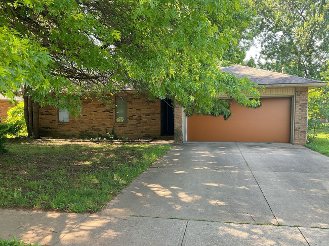 Primary Photo - 1112 W McGee St