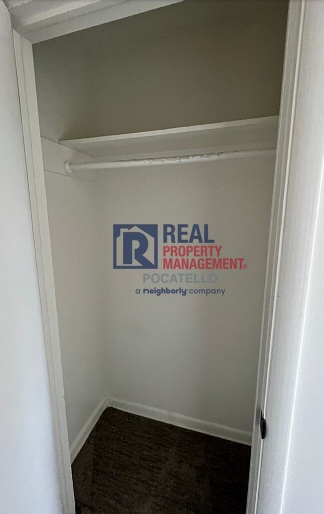 Building Photo - 4 bedroom 2 bath - 1 Car Detached Garage -...