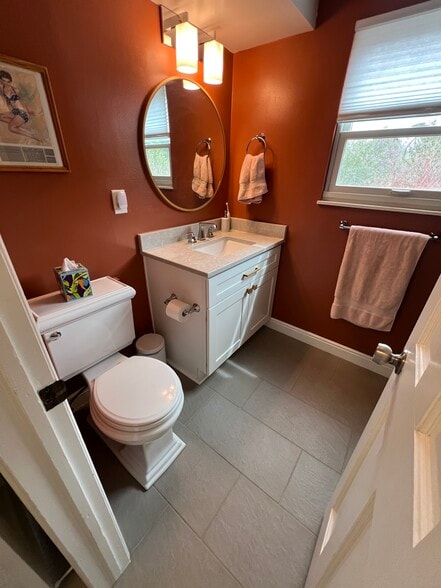 Main level bath - 4303 30th St