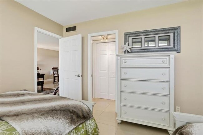 Building Photo - 605 Oaks Dr