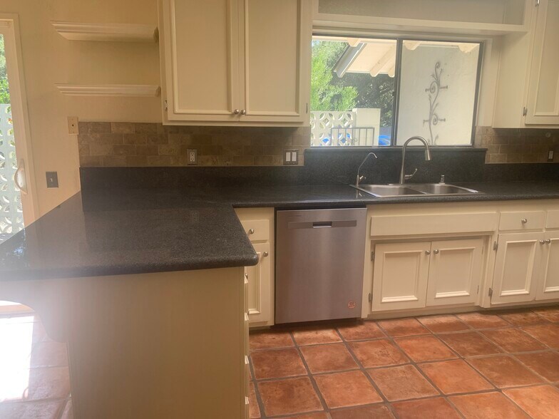 Building Photo - 30 Saint Francis Way