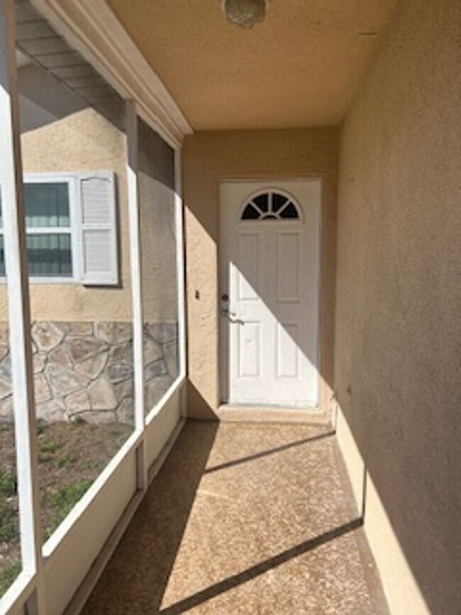 Building Photo - 2 bedroom / 2 bath available now!