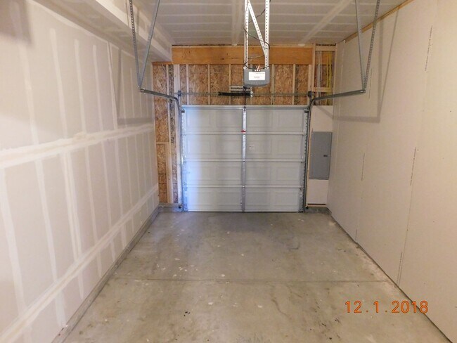 Building Photo - Modern Comfort in Lincoln Commons Communit...