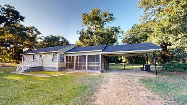 Primary Photo - 2 acres in Millbrook w/ large screened in ...