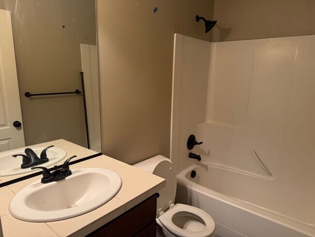 Building Photo - Spacious 3 Bedroom, 2.5 Bathroom Home in Prime Location