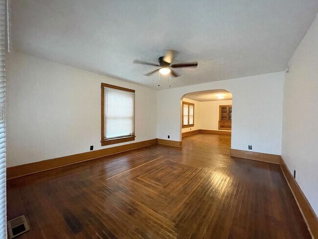 Building Photo - 3 Bed 1 Bath Home