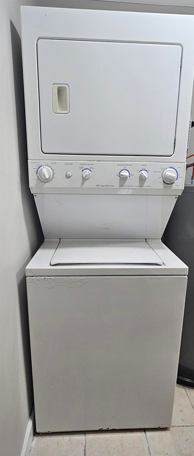 Building Photo - 615 Carter Ln