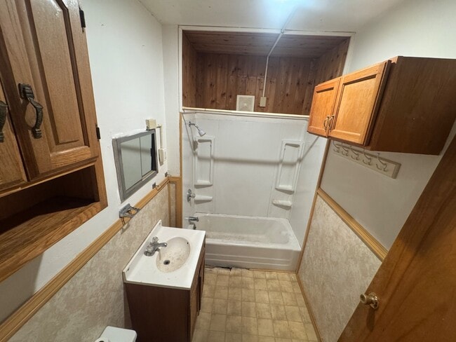 Building Photo - 2628 W 3rd St