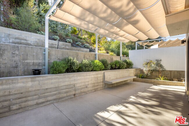 Building Photo - 2354 Riverside Dr
