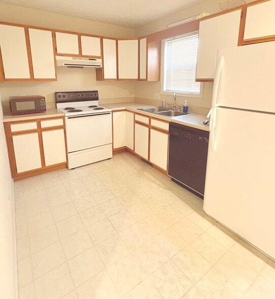 Building Photo - 14 Lake Village Ct