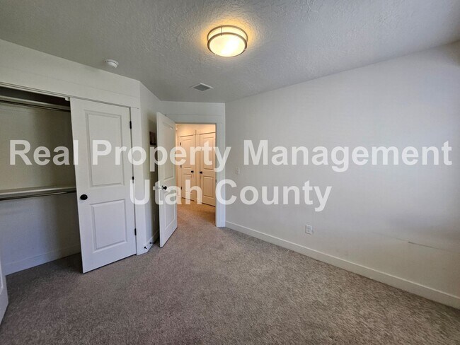 Building Photo - Provo Town home