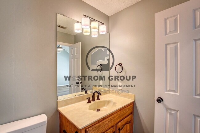 Building Photo - 3914 Meadow Dr