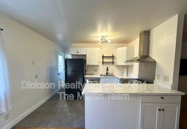 Building Photo - 640 James Ln