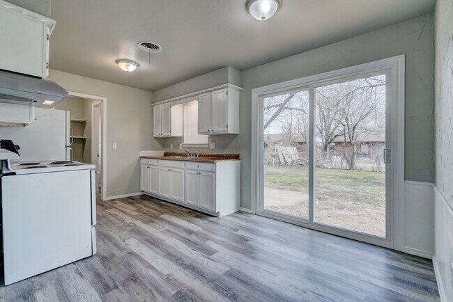 Building Photo - Beautifully Remodeled 4 bedroom with 1 1/2...