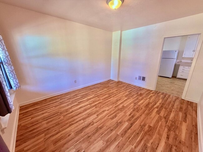 Building Photo - Charming 2-bedroom, 1-bathroom Duplex Loca...