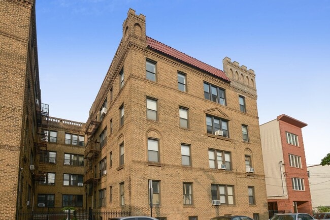 Building Photo - 148 37th St