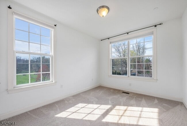 Building Photo - 63 Autumn Way