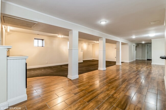 Building Photo - 836 E 52nd St