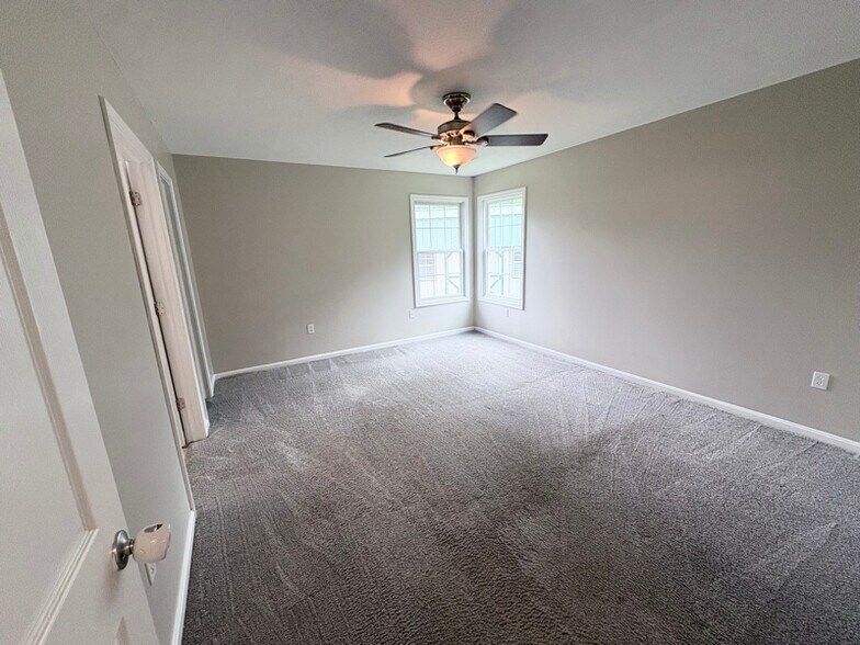 Building Photo - 10264 Knob Hill Dr