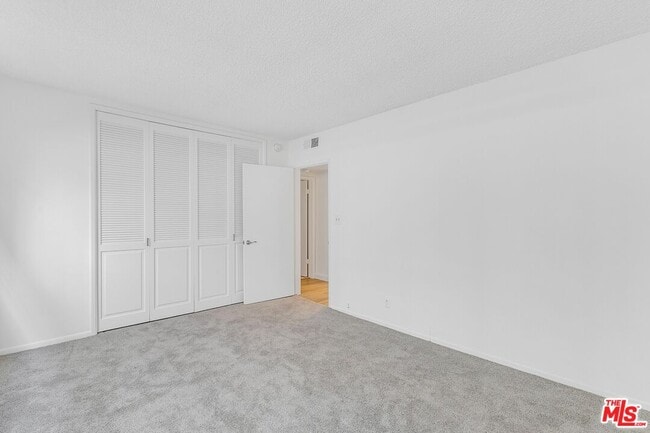 Building Photo - 825 S Gretna Green Way