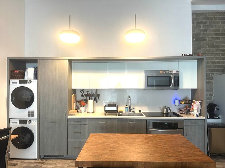 kitchen - 941 W Hawthorn St