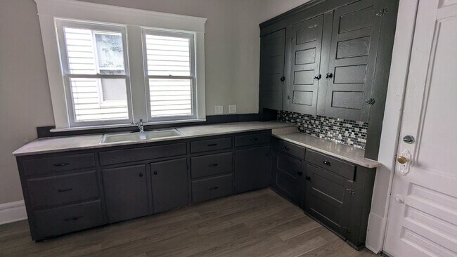 Building Photo - Spacious 5-bedroom, 1-bath home offers flexible living across multiple levels in Akron