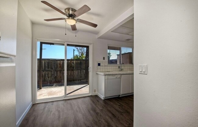 Building Photo - 625 S Fig St