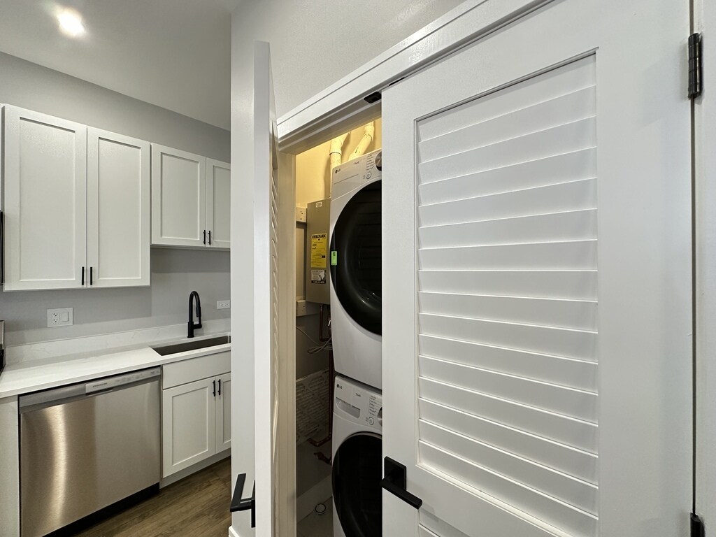 Building Photo - 3840 N Wilton Ave