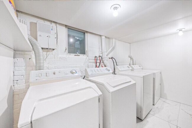 Building Photo - 16 E 32nd St