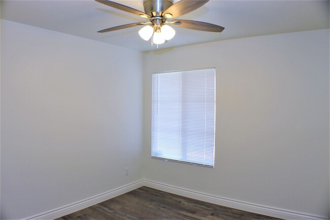 Building Photo - Roomy 4 bedroom home in Hesperia