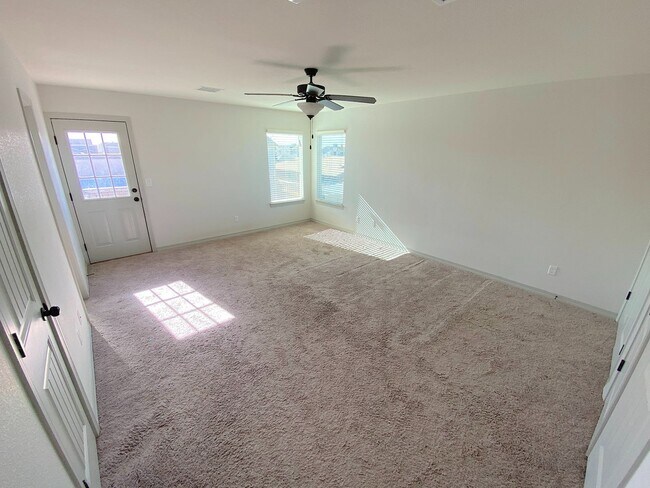 Building Photo - East El Paso 4 bed Refirg A/C