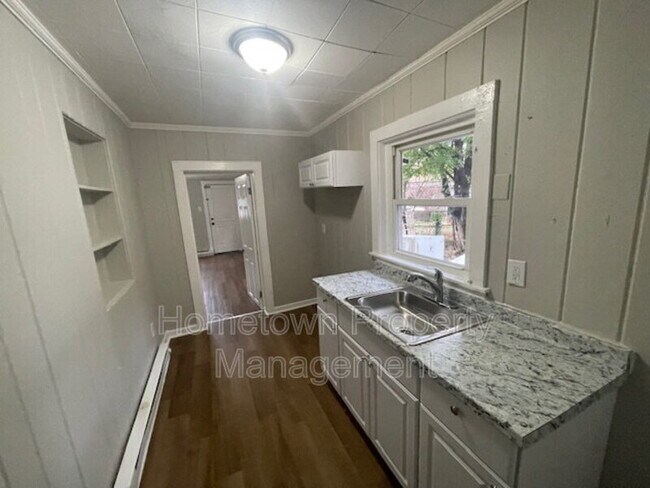 Primary Photo - 663 E Market St