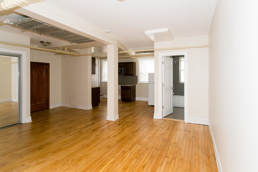 Building Photo - 4830 W Addison St