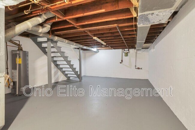 Building Photo - 898 Racine Ave