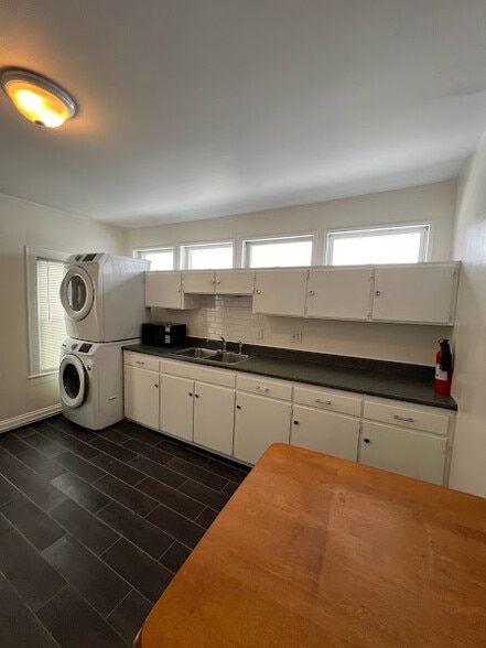 In-unit Washer and Dryer - 164 Wall St