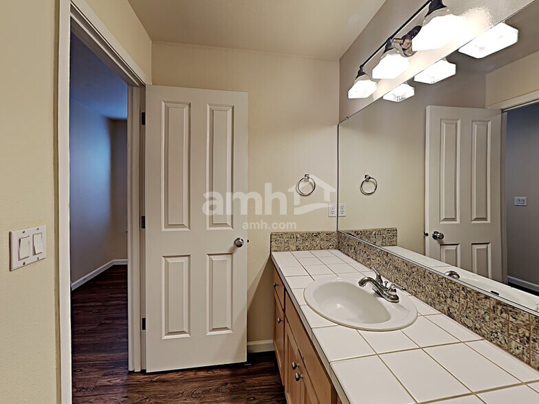 Building Photo - 1628 NE 10th Pl