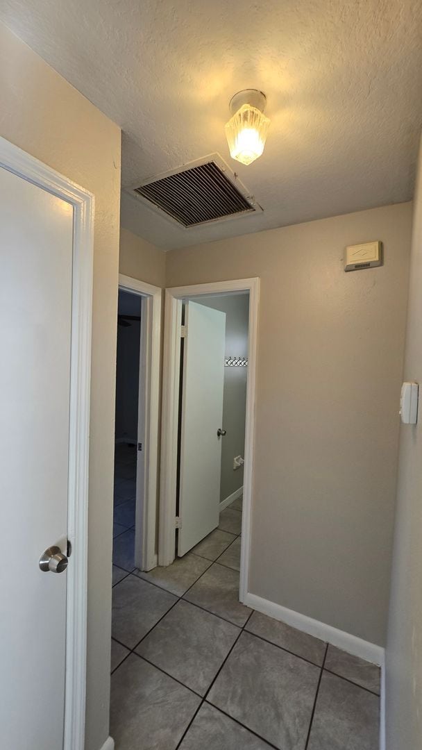 Building Photo - 3 Bed, 2 Bath, 1 Car garage.