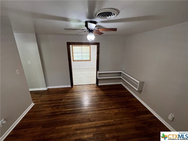 Building Photo - 208 Easy St