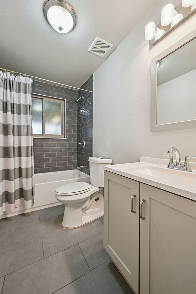 Building Photo - Spacious 5BR House in Aurora