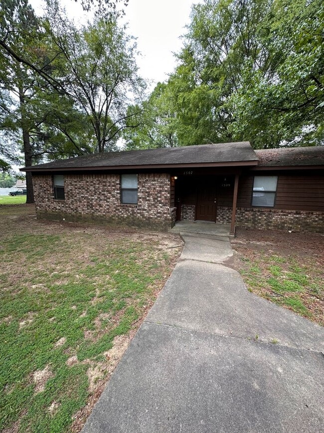 Primary Photo - 1507 University Dr