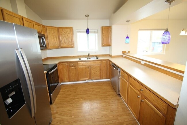 Building Photo - 4 Bedroom Eagle River Home!