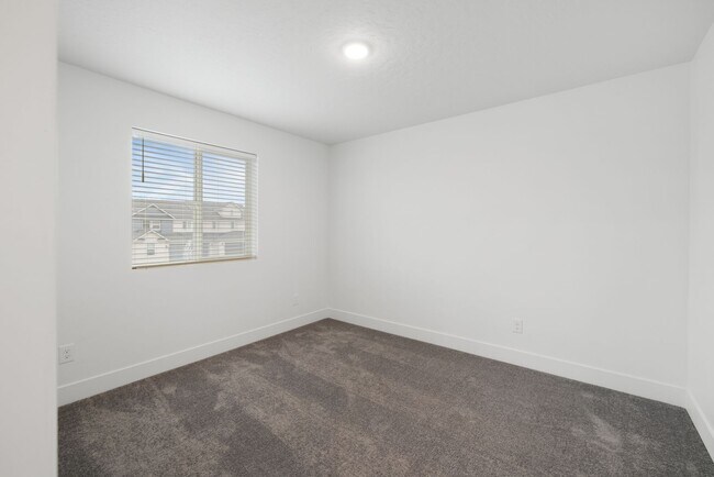 Building Photo - Move-In Ready Elegance - 4 Bedrooms! Pet Fridley!