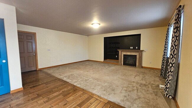 Building Photo - Large 4 Bed Home in Yelm