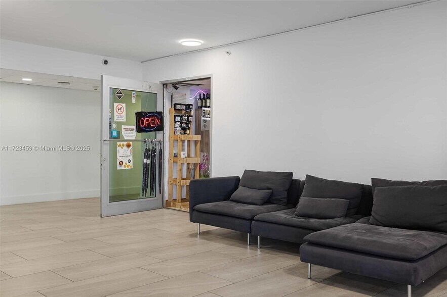 Building Photo - 7501 E Treasure Dr