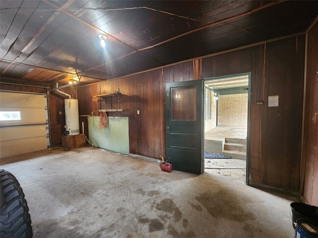 Building Photo - 1165 Lake St
