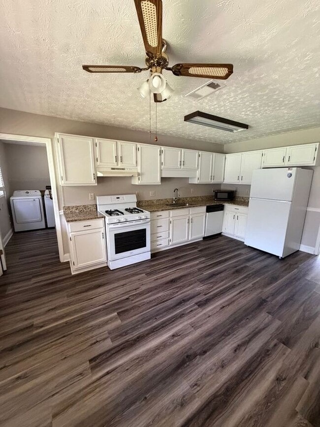 Building Photo - Cozy 3 bedroom 2 bath ranch duplex!